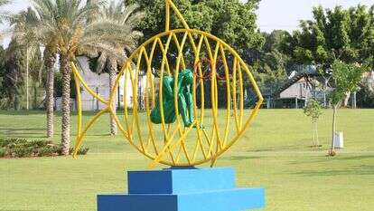 יונה והדג, פסלו של ניצן אבידור המוצב בכפר־סבא. | רן ארדה יונה והדג, פסלו של ניצן אבידור המוצב בכפר־סבא. | רן ארדה