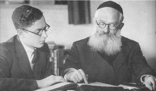 יעקב הרצוג לומד עם אביו, הרב יצחק אייזיק הלוי הרצוג. | באדיבות המשפחה