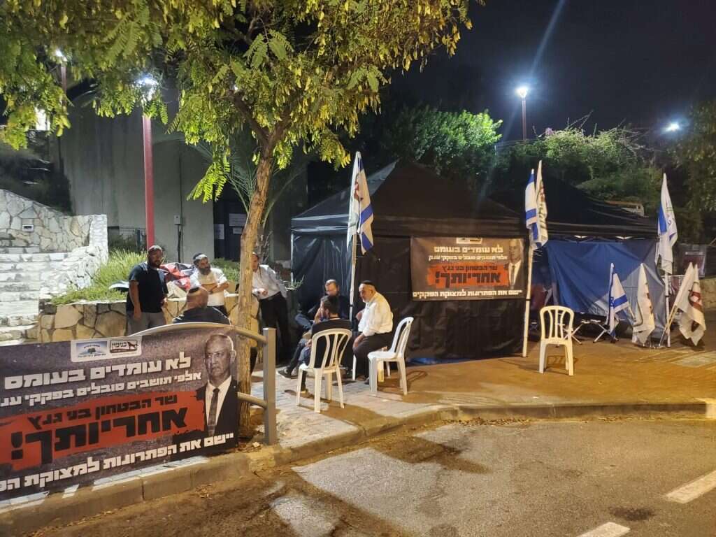 מאהל המחאה מול ביתו של שר הביטחון גנץ. | מועצה אזורית בנימין