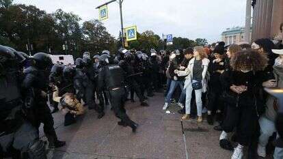 שוטרים רוסים מעכבים מפגין במחאה בלתי חוקית נגד הגיוס החלקי, בסנט־פטרבורג. | AFP