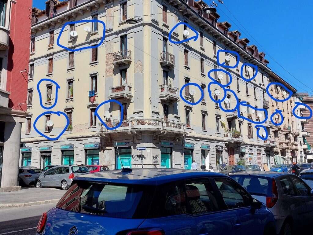 מספר הצלחות על בניין דירות מאפשר לצופה מבחוץ לדעת כמה משפחות מוסלמיות גרות בבניין. | מרדכי קידר