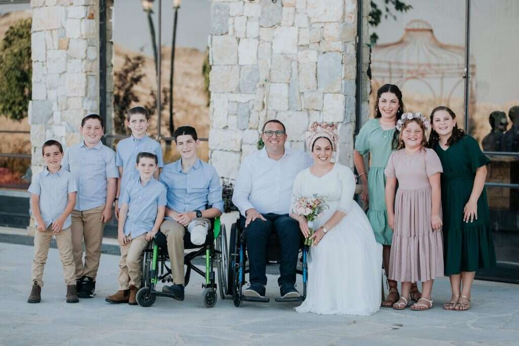 "התלבטתי אם להשתמש בכיסא עמידה בחופה, אבל זה נראה לי מלאכותי. אילת הציעה לשבת". המשפחה בחתונה לפני חודש. | אלי ברקו "התלבטתי אם להשתמש בכיסא עמידה בחופה, אבל זה נראה לי מלאכותי. אילת הציעה לשבת". המשפחה בחתונה לפני חודש. | אלי ברקו