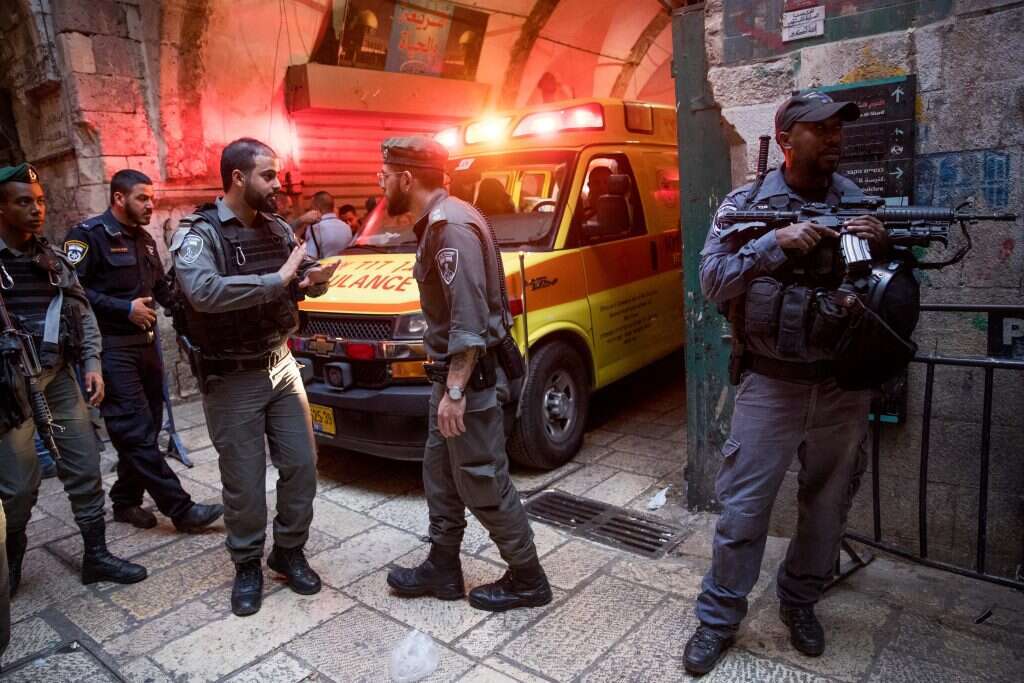 "לא היה לנו אפילו זמן להיפרד". זירת הפיגוע שבו נרצח עדיאל קולמן ברובע היהודי בירושלים. | יונתן זינדל - פלאש 90 "לא היה לנו אפילו זמן להיפרד". זירת הפיגוע שבו נרצח עדיאל קולמן ברובע היהודי בירושלים. | יונתן זינדל - פלאש 90