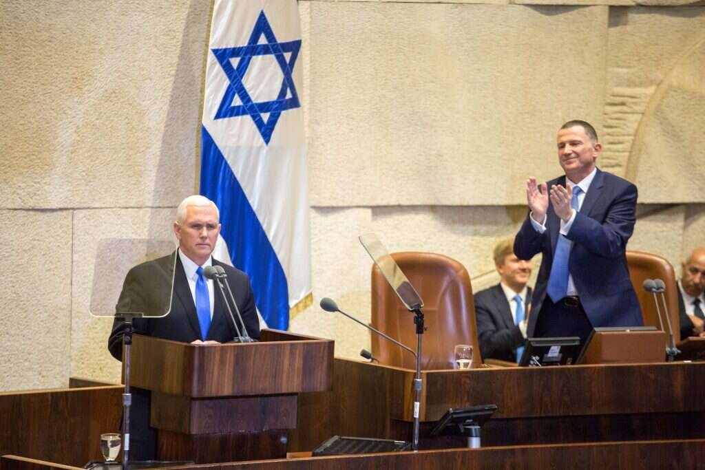 סגנון דומה מאוד לזה של הרב זקס. מייק פנס נואם בכנסת. | גיל יוחנן