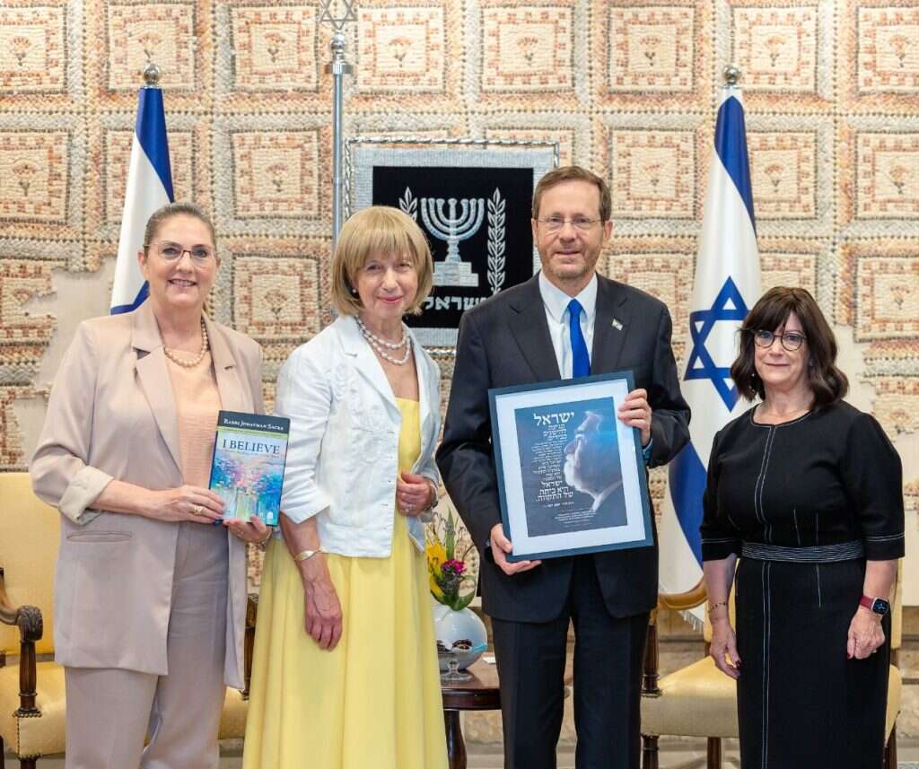 "איליין הייתה הסלע היציב שהוא נשען עליו". הנשיא יצחק הרצוג ורעייתו מעניקים פרס מפעל חיים לרב זקס לידי אלמנתו ליידי איליין זקס. מימין: בן־הרוש. | אינגריד מולר