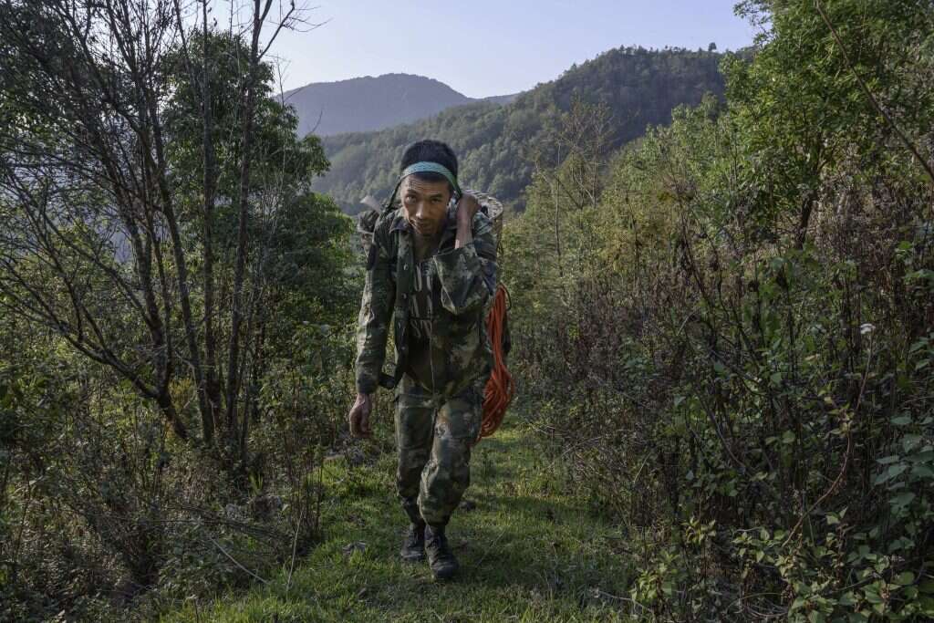 דונג האיפה, בן הליסו, מוביל את הדבש בשביל המטפס במעלה ההר לאחר שנאסף מן הכוורות שבנקיקים. | קווין פרייר, גטי אימג'ס דונג האיפה, בן הליסו, מוביל את הדבש בשביל המטפס במעלה ההר לאחר שנאסף מן הכוורות שבנקיקים. | קווין פרייר, גטי אימג'ס