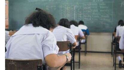 אין לנו שליטה על מעשים של תלמידינו ותלמידותינו. | שאטרסטוק