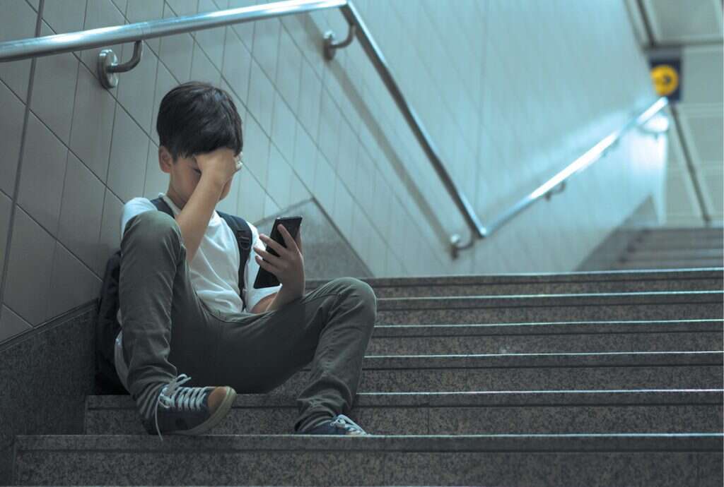 קבוצות הוואטסאפ הן קרקע פורה לבעיות. | שאטרסטוק