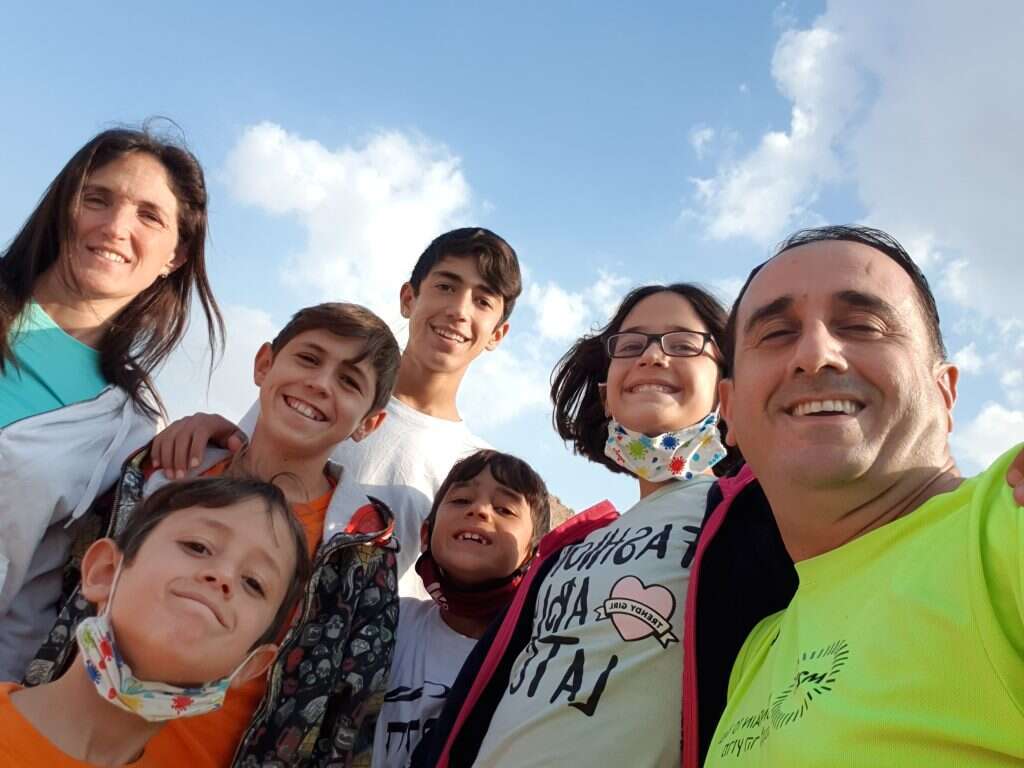 בת יחידה בין הבנים. משפחת קאפח. | באדיבות המשפחה