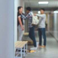 תלמיד שפותר בעיות בצורה אלימה זה אור אדום | שאטרסטוק