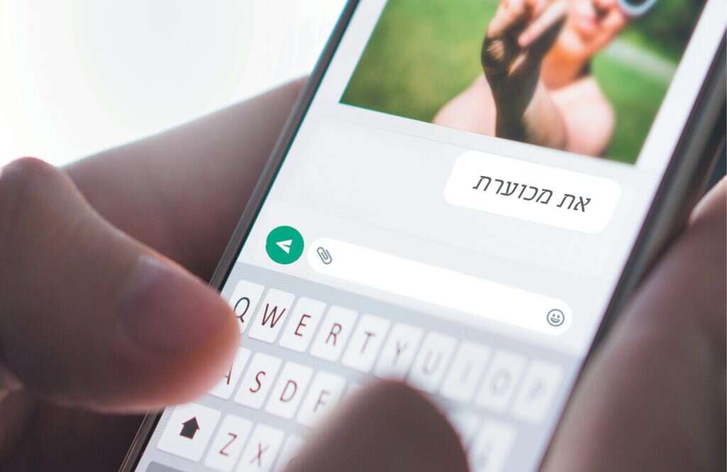 האלגוריתם שפיתחו התלמידות מנטר מילים פוגעניות ומקפיא את שליחת ההודעה. | שאטרסטוק