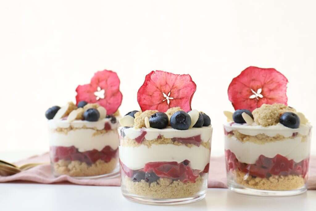 כוסות תפוחים מקורמלים וקרם שמנת חמוצה. | אפרת ליכטנשטט