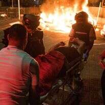 קורבן הלינץ' מור ג'נאשווילי מפונה לבית החולים במהלך לילות הפרעות בעכו, תשפ"א. | רוני עופר - פלאש 90