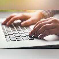 הכפשה והלבנת פנים הפכו למעשה שבשגרה. | שאטרסטוק