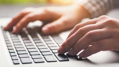 הכפשה והלבנת פנים הפכו למעשה שבשגרה. | שאטרסטוק