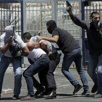 מסתערבים ישראלים עוצרים פלסטיני במזרח ירושלים (תמונת ארכיון). | איי.אף.פי