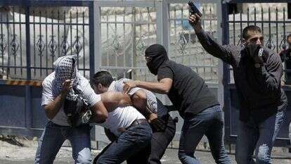 מסתערבים ישראלים עוצרים פלסטיני במזרח ירושלים (תמונת ארכיון). | איי.אף.פי