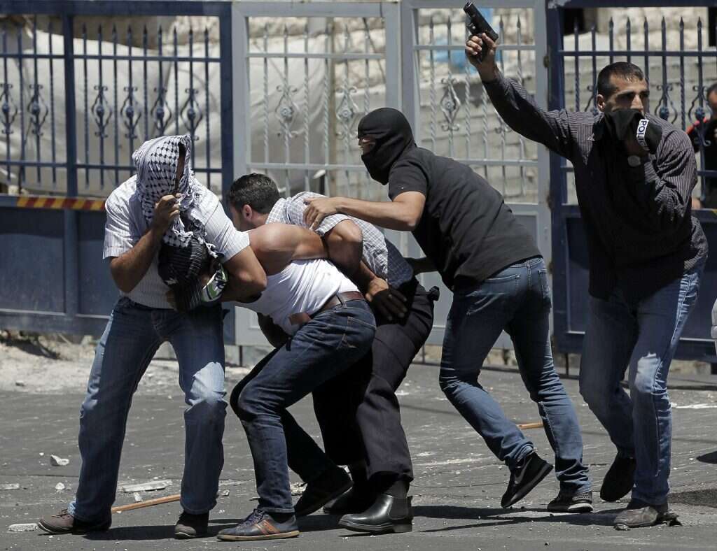 מסתערבים ישראלים עוצרים פלסטיני במזרח ירושלים (תמונת ארכיון). | איי.אף.פי
