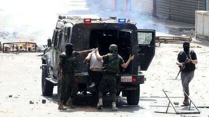 המשטרה הפלסטינית עוצרת מפגין בשכם, השבוע | אי.פי.איי המשטרה הפלסטינית עוצרת מפגין בשכם, השבוע | אי.פי.איי