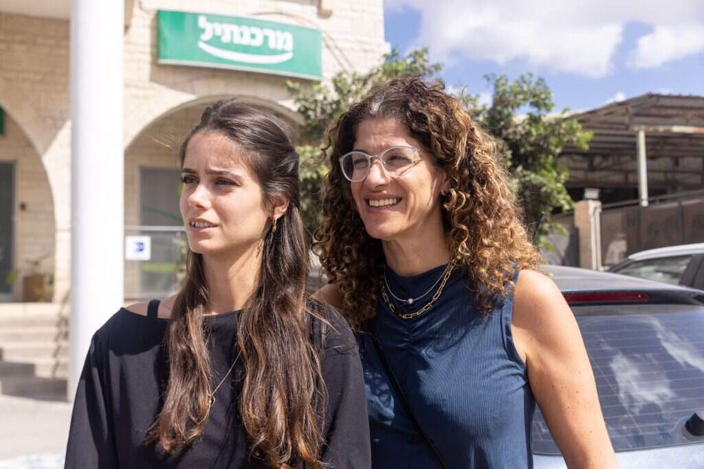 נירה ונועה. | יוסי אלוני נירה ונועה. | יוסי אלוני