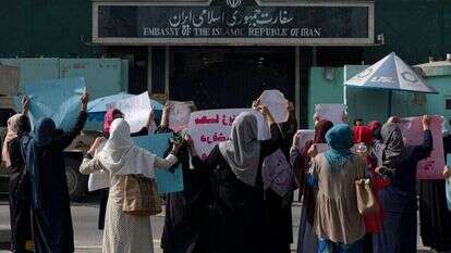 נשים אפגניות במחאת הזדהות מול שגרירות איראן בקאבול, אתמול. | AFP