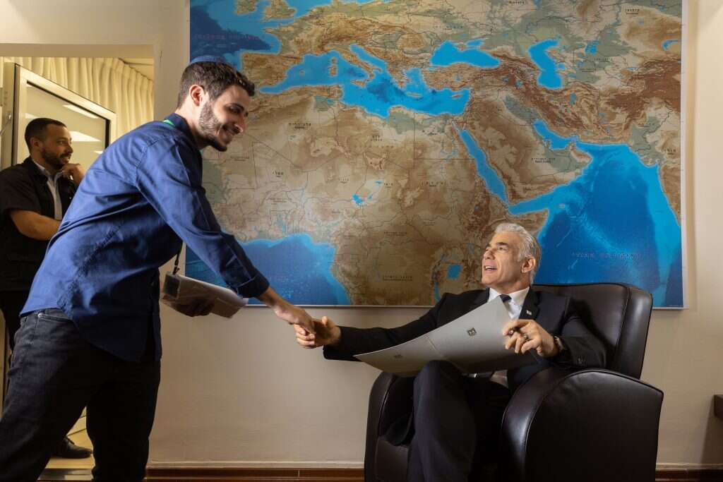 יאיר שרקי עם לפיד. | אוליבייה פיטוסי, פלאש 90