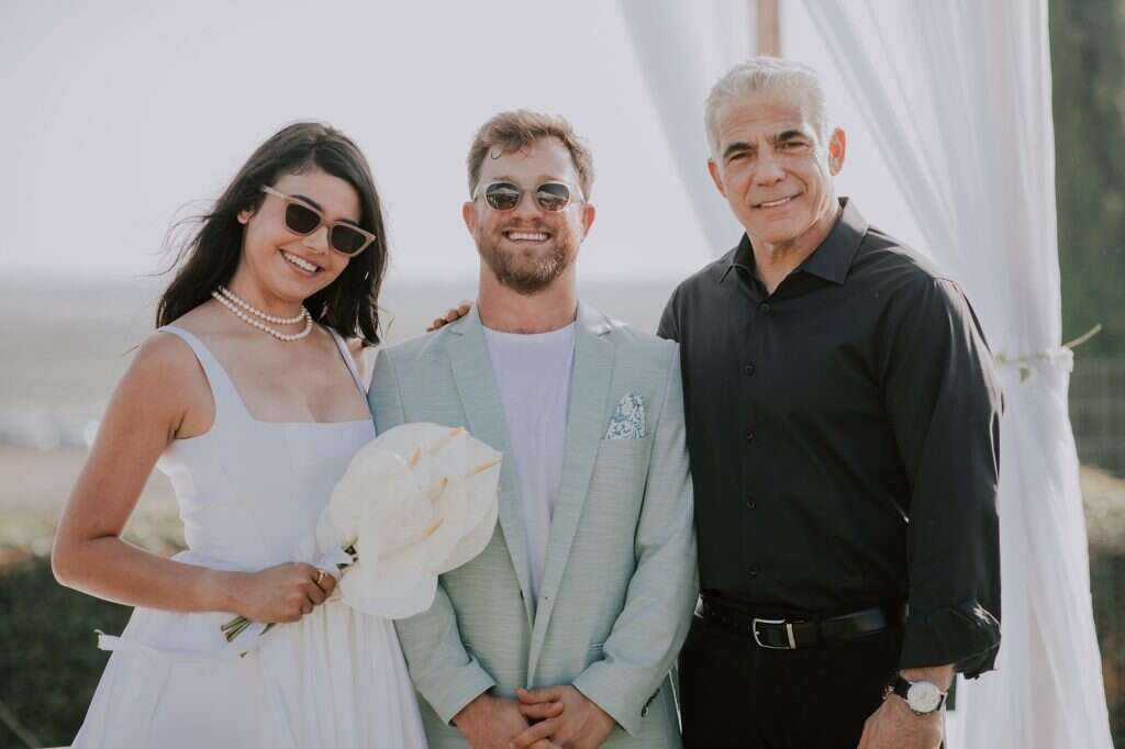 לפיד בחתונת בנו. | חן לוי