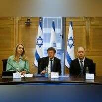 ועדת הבחירות המרכזית. במרכז: יור הוועדה, השופט יצחק עמית