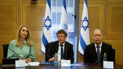 ועדת הבחירות המרכזית. במרכז: יור הוועדה, השופט יצחק עמית