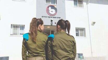 רס"ן שירה (מימין) וסא"ל יעל בכניסה למרכז האש בפיקוד הדרום