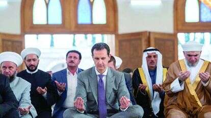 אסד בתפילה במסגד בחאלב, לפני כשנתיים. | איי.פי