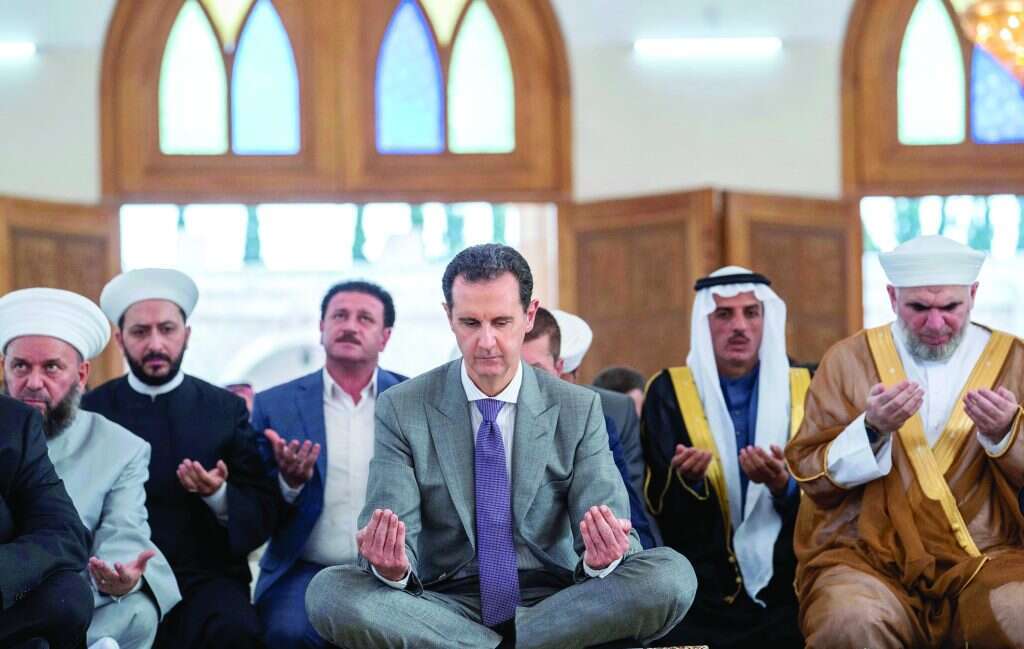 אסד בתפילה במסגד בחאלב, לפני כשנתיים. | איי.פי אסד בתפילה במסגד בחאלב, לפני כשנתיים. | איי.פי