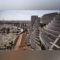 קבורה רוויה בבית העלמין ירקון. | איי.פי