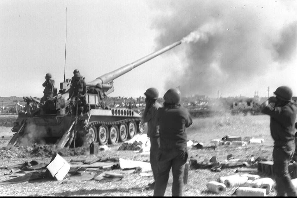"600-700 טנקים סורים מול 77 טנקים שלנו". כוחות תותחנים ברמת הגולן במלחמת יום כיפור. | מנשה עזורי - לע"מ