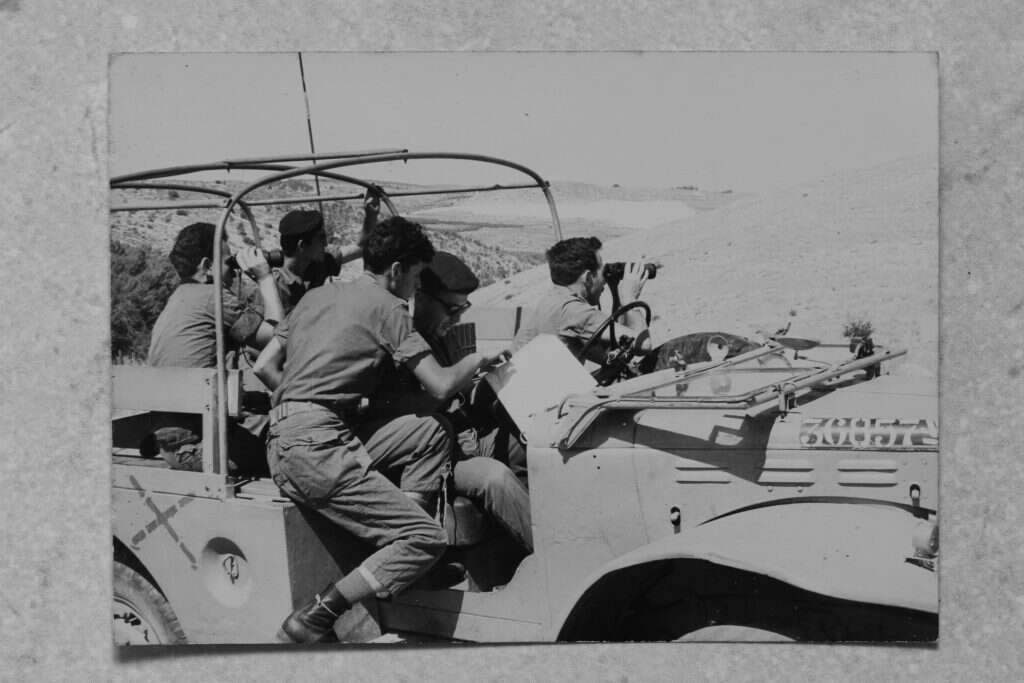 מן, אז קמ"ן פיקוד מרכז נוהג בג'יפ בסיור שנערך לפני מלחמת ששת הימים. | באדיבות המצולם