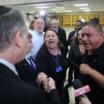 מהומה בדיון בוועדת הבחירות. בני משפחות שכולות מחוץ לדיון. | יונתן זינדל, פלאש 90