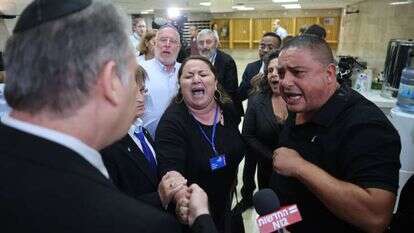 מהומה בדיון בוועדת הבחירות. בני משפחות שכולות מחוץ לדיון. | יונתן זינדל, פלאש 90