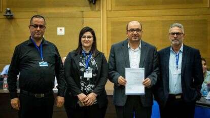 חברי בל"ד מגישים את רשימתם. | יונתן זינדל, פלאש 90