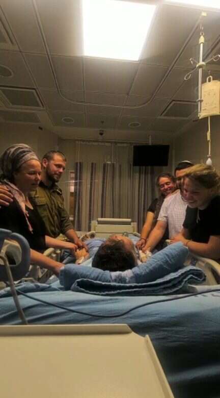 התאוששות מהירה. משפחת נגן סביב מיטת
האב לאחר הניתוח