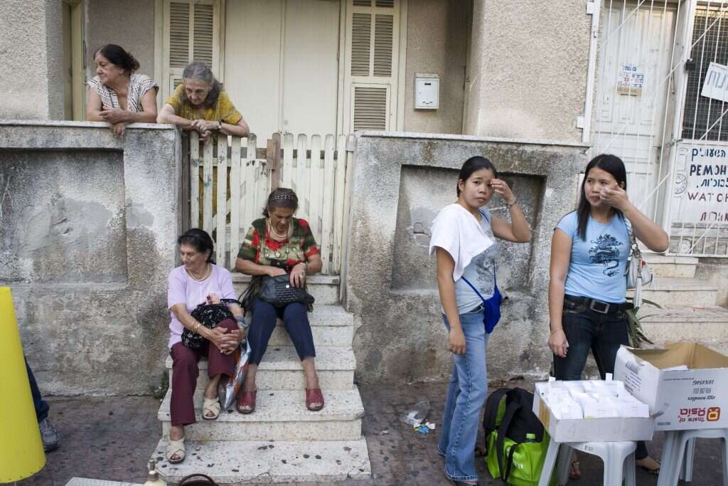 תקשורת ותרגום הם אתגרים משמעותיים בבית הדין. עובדות זרות בתל־אביב (אילוסטרציה, למצולמים אין קשר לכתבה).