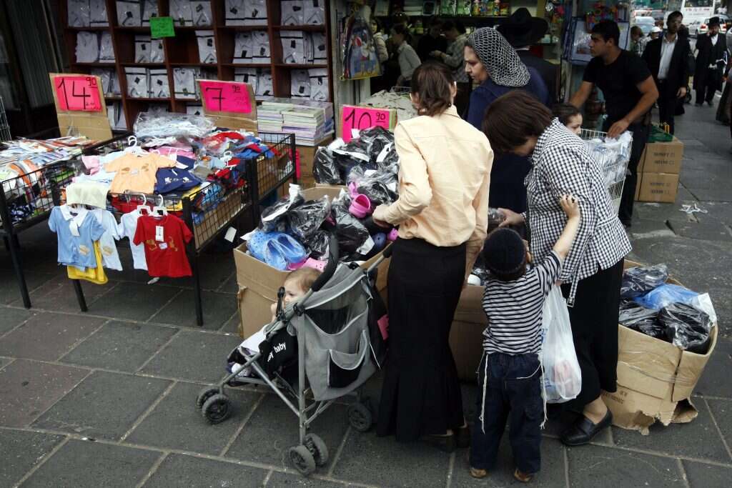 "אימהות אמרו לי, 'איך את נותנת לבנות שלנו לקרוא על סוגיות כאלה'". אילוסטרציה | מרים אלסטר, פלאש 90 "אימהות אמרו לי, 'איך את נותנת לבנות שלנו לקרוא על סוגיות כאלה'". אילוסטרציה | מרים אלסטר, פלאש 90