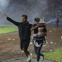 המהומות הקטלניות במגרש כדורגל באינדונזיה. | EPA