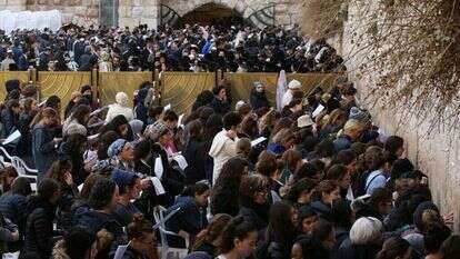 מתפללים בכותל. | מרים צחי