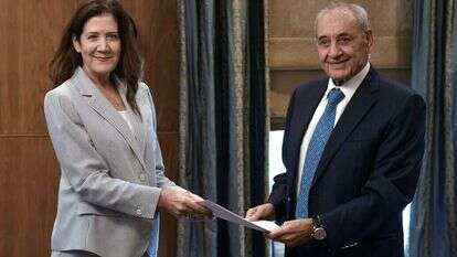 שגרירת ארה"ב בלבנון דורות'י שיה מגישה את הצעת ההסכם לדובר הפרלמנט הלבנוני נאביח ברי. | EPA