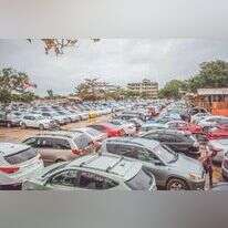 מגרש מכוניות יד שנייה בבנין. | AFP