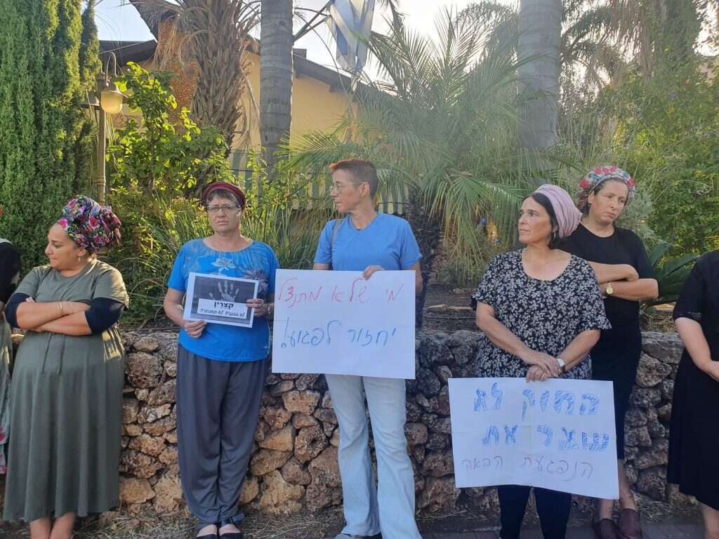 מפגינים מול ביתו של עזרא שינברג בקצרין, בתחילת החודש