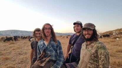 מרגישים מחויבות להגן על הארץ. | עזרי טובי מרגישים מחויבות להגן על הארץ. | עזרי טובי