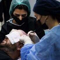 מאור בעת ביצוע ההשתלה. למטה: מסדרון מרפאת Hair Center Of Turkey שבאיסטנבול. | אנצ'ו גוש, ג'יני