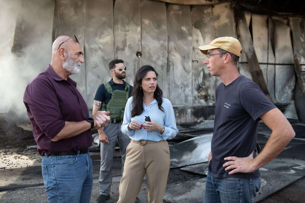 השרה שקד וראש המועצה, לחיאני, אתמול במחולה. | שריה דיאמנט