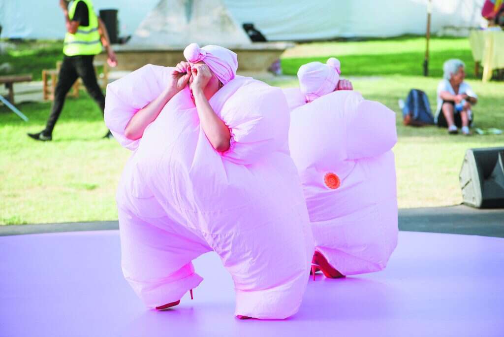 פסטיבל עכו הבינלאומי לתיאטרון אחר, ורוד ורוד. | יח"צ